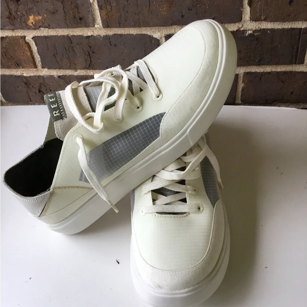 Reef Men's Lace-Up Sneaker in Off-White and Gray